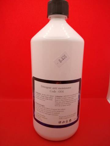 Alcool  70, vinaigre blanc macr avec des feuilles de laurier noble et des btons de cannelle, huile essentielle de tea tree