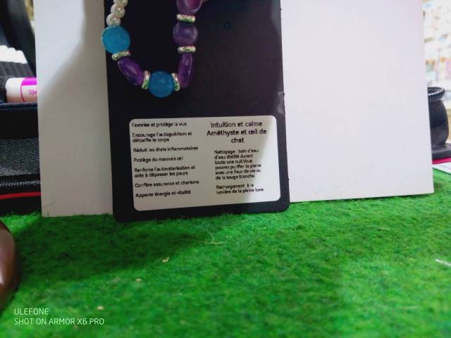 Perles d'amthyste, perles d'oeil de chat (chrysobryl), perles blanches en acrylique, anneau, chaine et fermoir en acier inoxydable