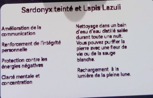 Perle de sardonyx teint, perles de lapis-lazuli, anneaux, chaine et fermoir en acier inoxydable