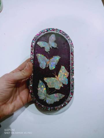 Résine epoxyfood, poudre mica, sticker papillon, paillettes