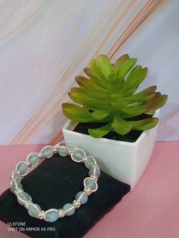 Perles en rsine  paillettes bleutes, espaceurs strass pastel multicolores, fil lastique