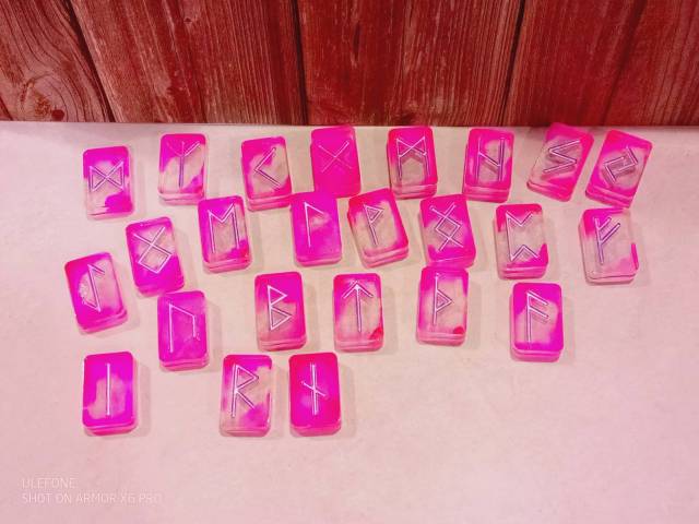 Runes rose-violet