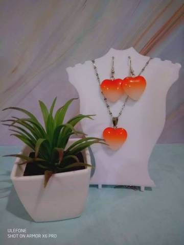 Coeurs synthtiques, crochets, chaine, anneaux, fermoir et prolongement de chaine en acier inoxydable