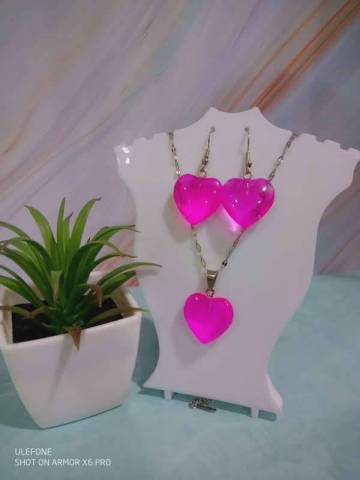 Coeurs synthtiques, crochets, chaine, anneaux, fermoir et prolongement de chaine en acier inoxydable