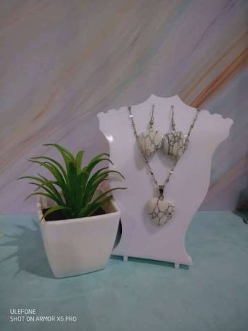 Coeurs synthtiques, crochets, chaine, anneaux, fermoir et prolongement de chaine en acier inoxydable