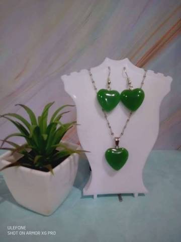 Coeurs synthtiques, crochets, chaine, anneaux, fermoir et prolongement de chaine en acier inoxydable