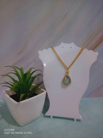 Chane en acier inoxydable, anneaux et fermoirs en acier inoxydable, pendentif en laiton et cristal acrylique