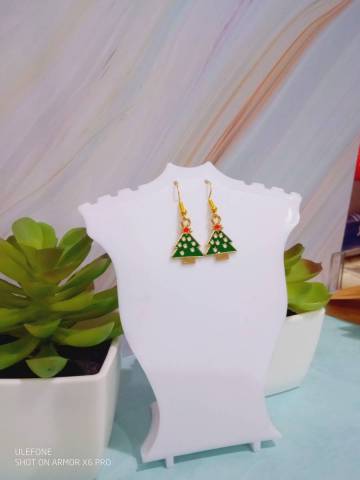 Sapins verts  boules blanches