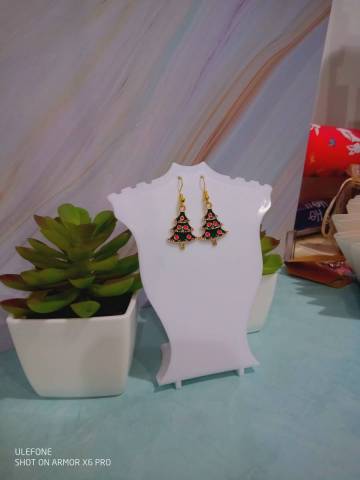 Sapins verts  boules rouges