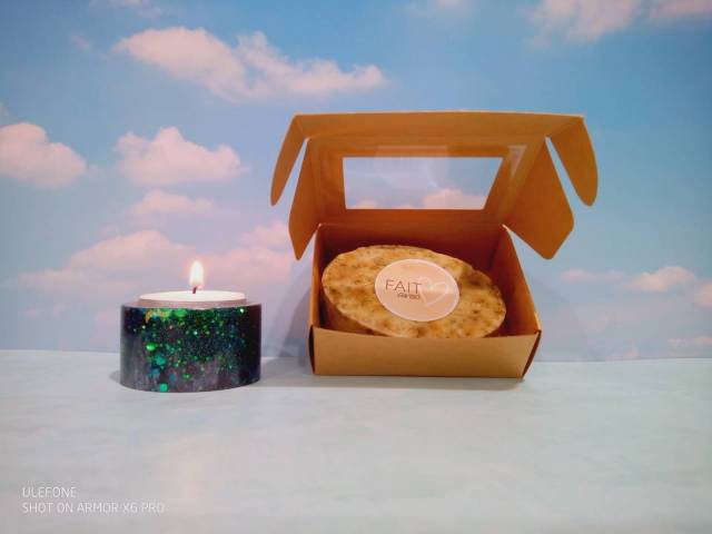 Base de savon de Marseille (hydroxide de sodium, huile d'olive vierge bio, huile de coco vierge bio), huile essentielle de lavande, graines et fleurs de lavande, menthe verte sche et cisele, conservateur (vitamine E)