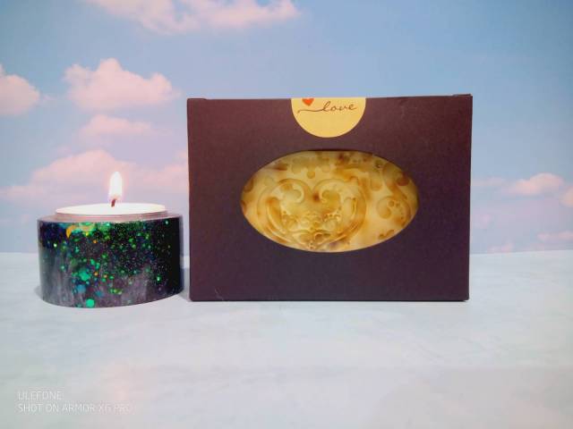 Base de savon de Marseille (hydroxide de sodium, huile d'olive vierge bio, huile de coco vierge bio), huile essentielle de lavande, graines et fleurs de lavande, conservateur (vitamine E)