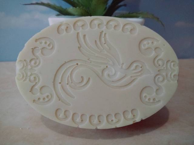 Base de savon de Marseille (hydroxide de sodium, huile d'olive vierge bio, huile de coco vierge bio), huile de Neem, conservateur (vitamine E)