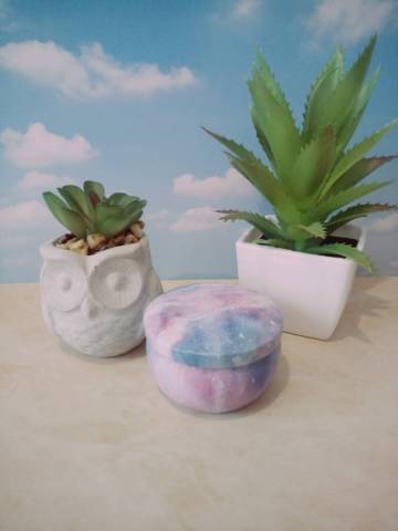 Huile de coco bio, huile d'amande douce bio, cire d'abeille bio, huile essentielle de rose et de mandarine, vitamine E