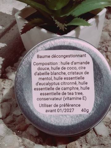 Cire d'abeille blanche, huile de coco, huile d'amande douce, cristaux de menthol, huile essentielle de camphre, huile essentielle d'eucalyptus citronn�, huile essentielle de tea tree, vitamine E (conservateur)