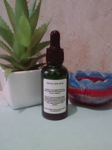 Huile de Neem, eau infus�e aux fleurs de lavande, huile essentielle de tea tree, vitamine E 