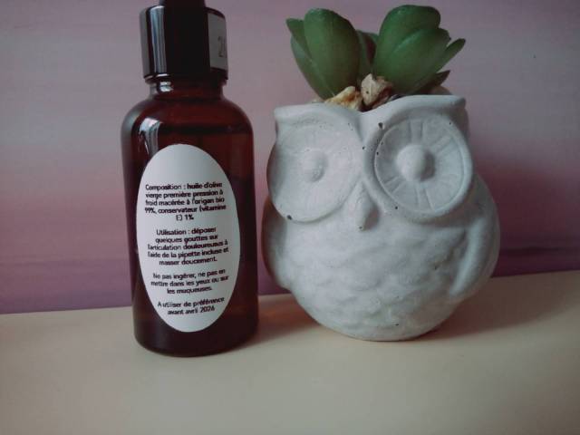 Huile d'olive bio mac�r�e avec des feuilles et des fleurs d'origan, vitamine E (conservateur)