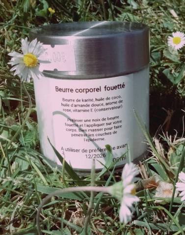Huile de coco bio, huile d'amande douce bio, beurre de karit�, ar�me de rose, huile essentielle de rose, vitamine E