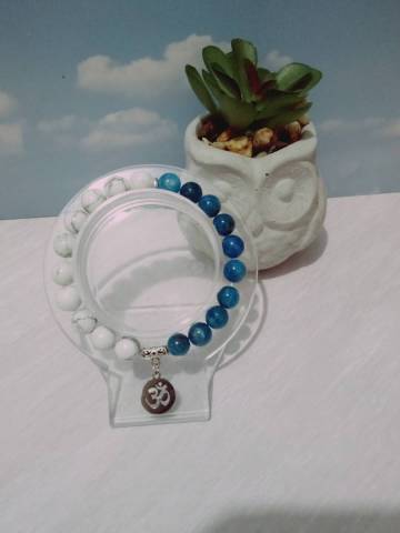 Perles d'apatite bleue naturelle, perles de howlite blanche naturelle, s�parateur ronds plats en alliage m�tallique, fil �lastique de 0,8 mm