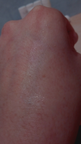 Huile de coco bio, huile d'amande douce bio, cire d'abeille bio, paillettes alimentaires 