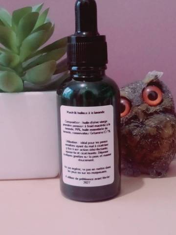 Huile d'olive bio mac�r�e avec des graines de lavande, huile essentielle de lavande, vitamine E (conservateur)
