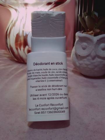 Beurre de karit�, huile de coco, f�cule de ma�s, oxyde de zinc, acide st�arique, argile blanche kaolin, huile essentielle, vitamine E (conservateur)