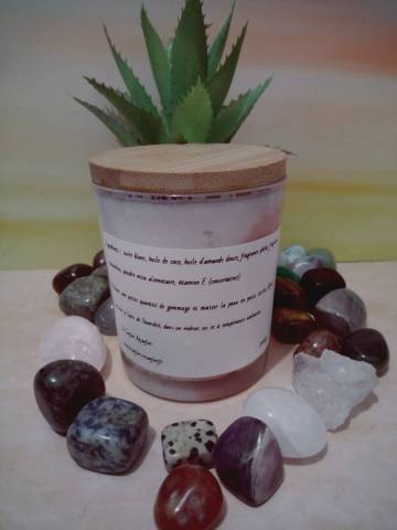 Sucre blanc, huile de coco, huile d'amande douce, poudre mica alimentaire, fragrance d'osmanthus, fragrance de p�che, vitamine E