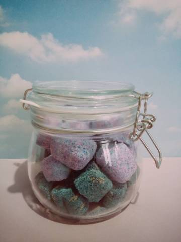 Bicarbonate de soude, acide citrique, argile blanche, poudre mica alimentaire, eau, huile essentielle